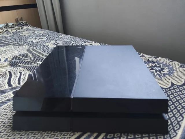 PS4 + 2 controles + 2 jogos - Foto 2