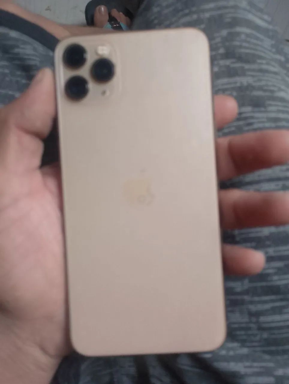 iPhone 11 pro Max, barato, em ótimo estado funciona tudo - Foto 2