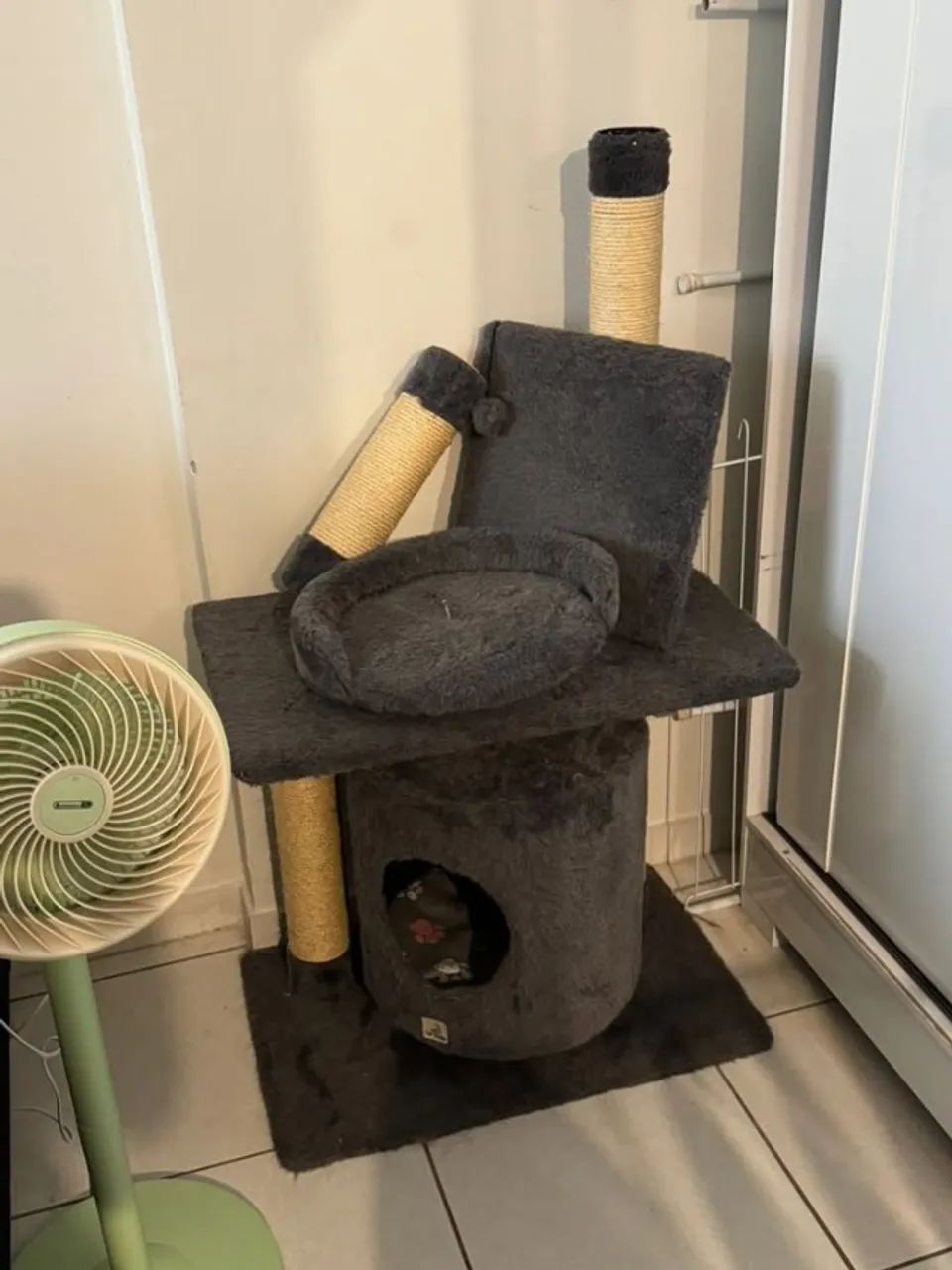 Casinha de gato com arranhador