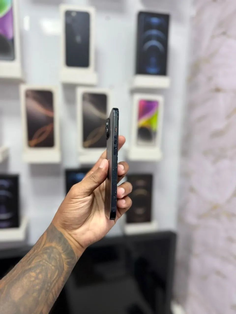 IPHONE 15 128GB MARCAS DE USO<br>R$ 2.899,00 - Foto 4
