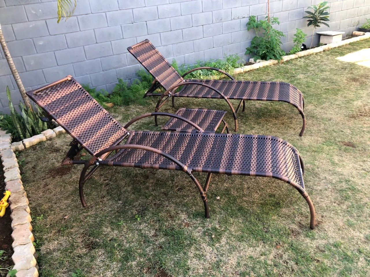 Espreguiçadeiras e mesa de apoio  - Foto 2