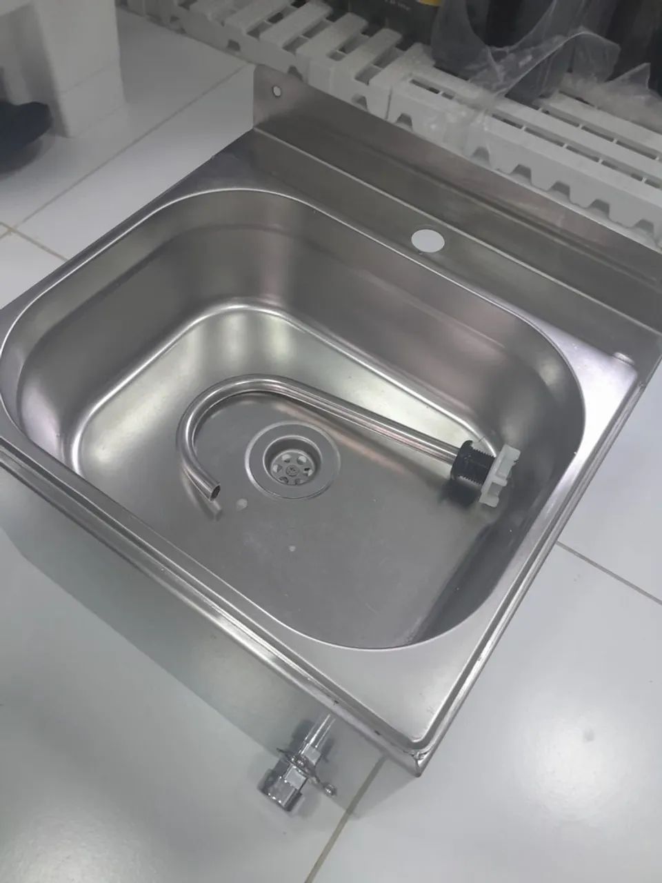 Lavatório para mãos com acionamento 