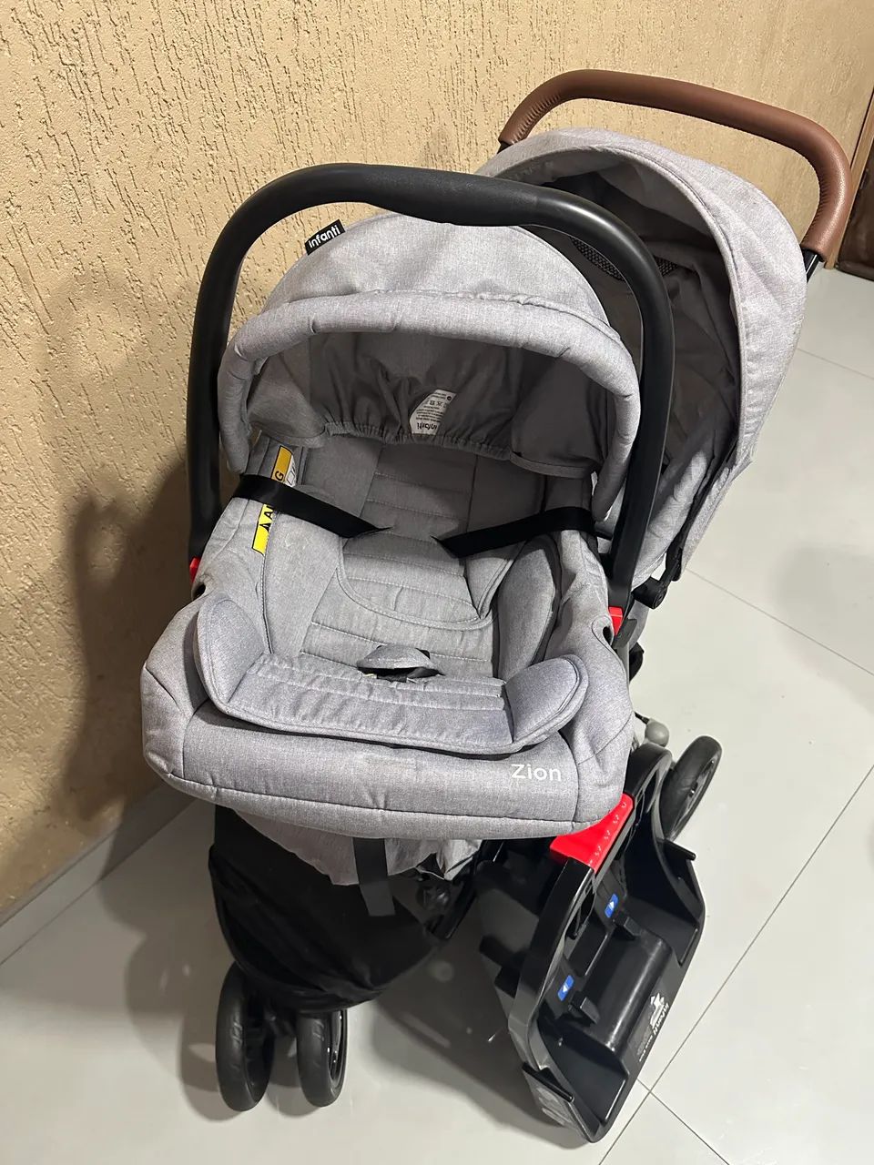 Carinho e bebê conforto com base - Foto 4