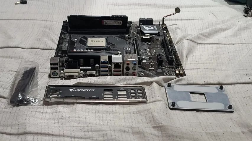 Placa-mãe, Processador e memórias 