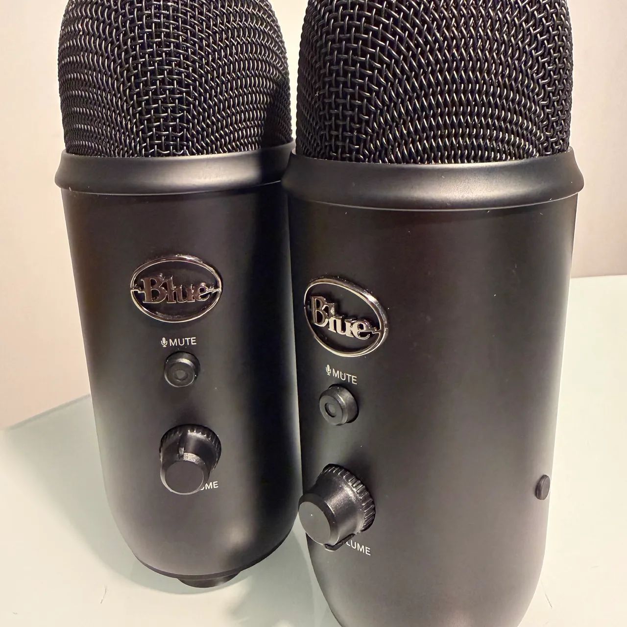 2 Microfones Blue Yeti Blackout USB (Somente O Microfone) - Oportunidade