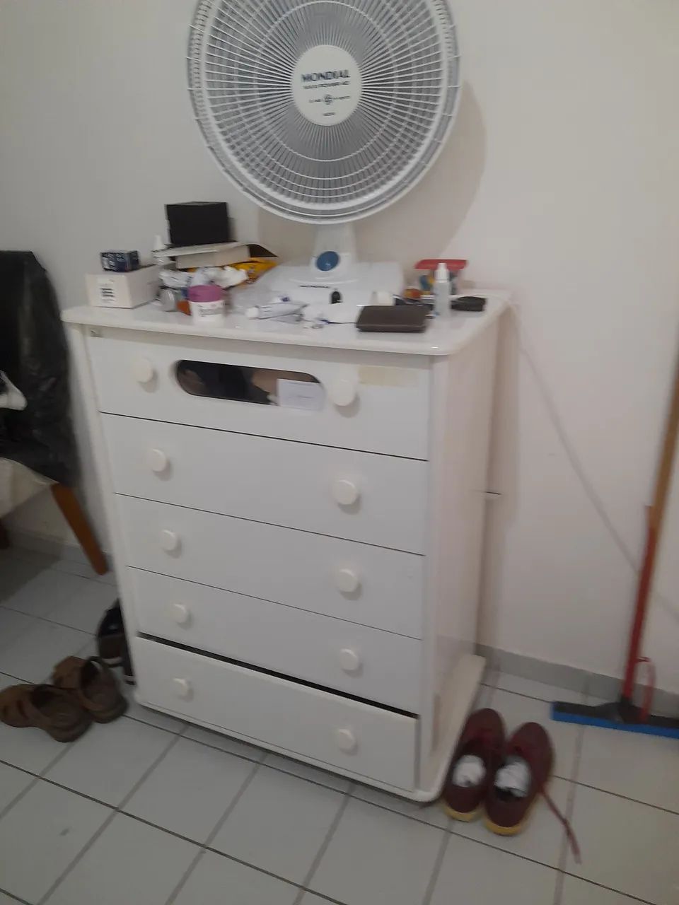 Vendo cômoda de madeira com 5 gavetas,na cor branca. - Foto 2