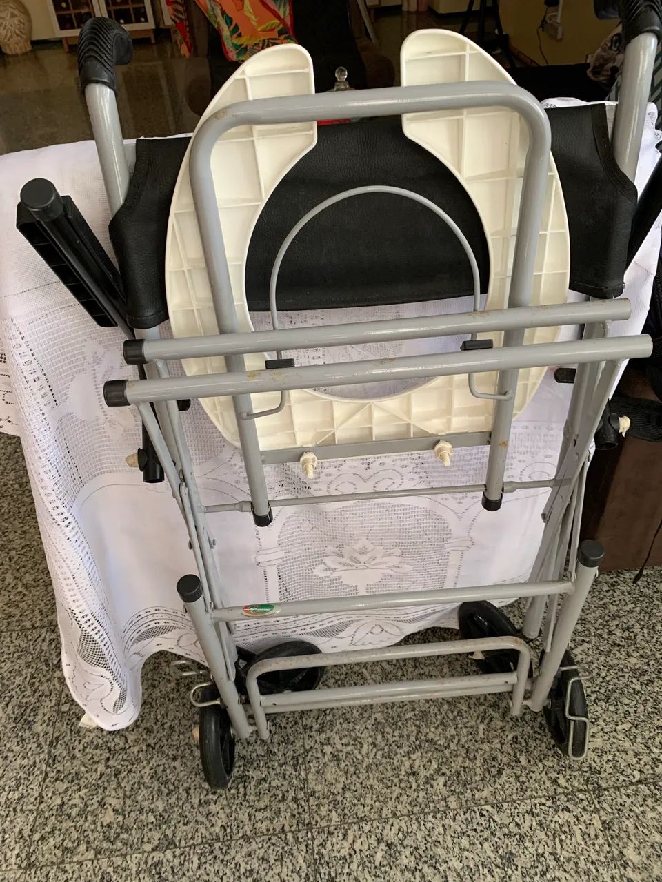 Cadeira higiênica semi nova 