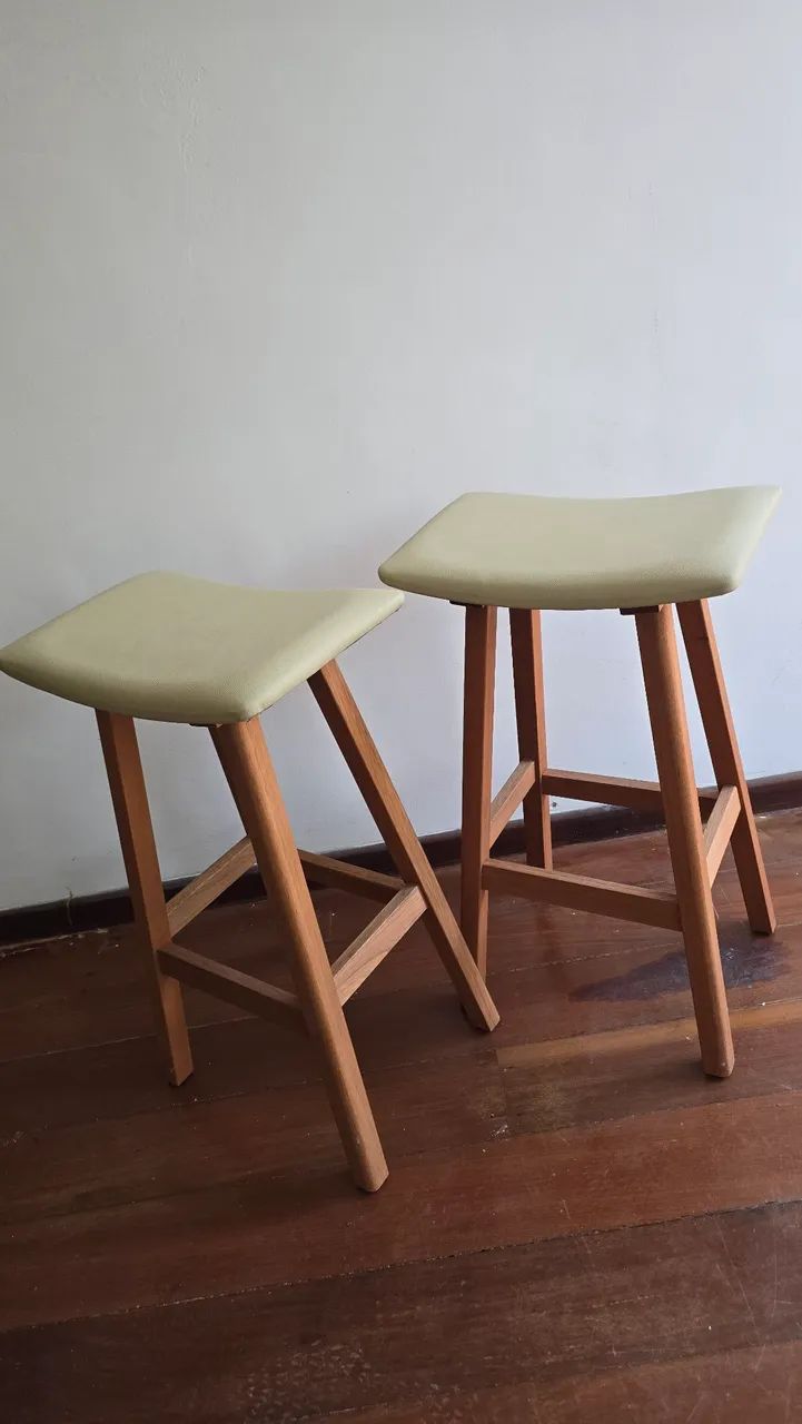 Duas Banquetas Altas de Madeira - Foto 2