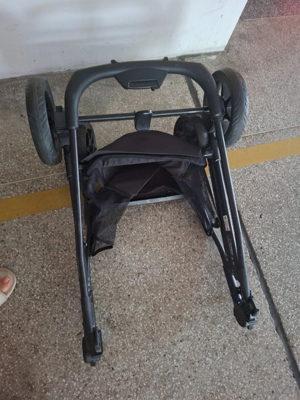 Carrinho de bebê conservado