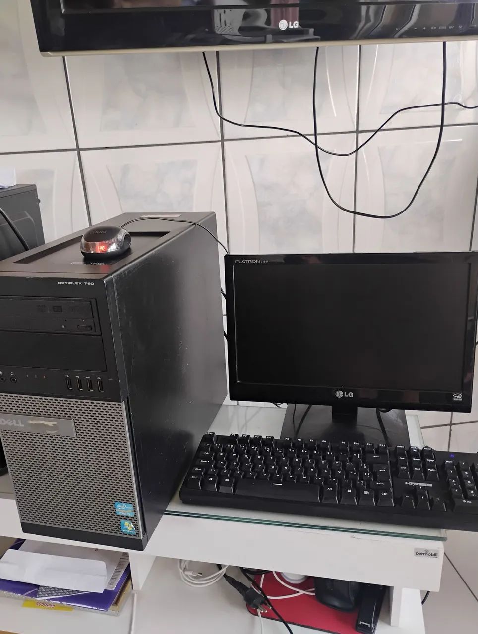 Computador básico+um  leitor de barras 