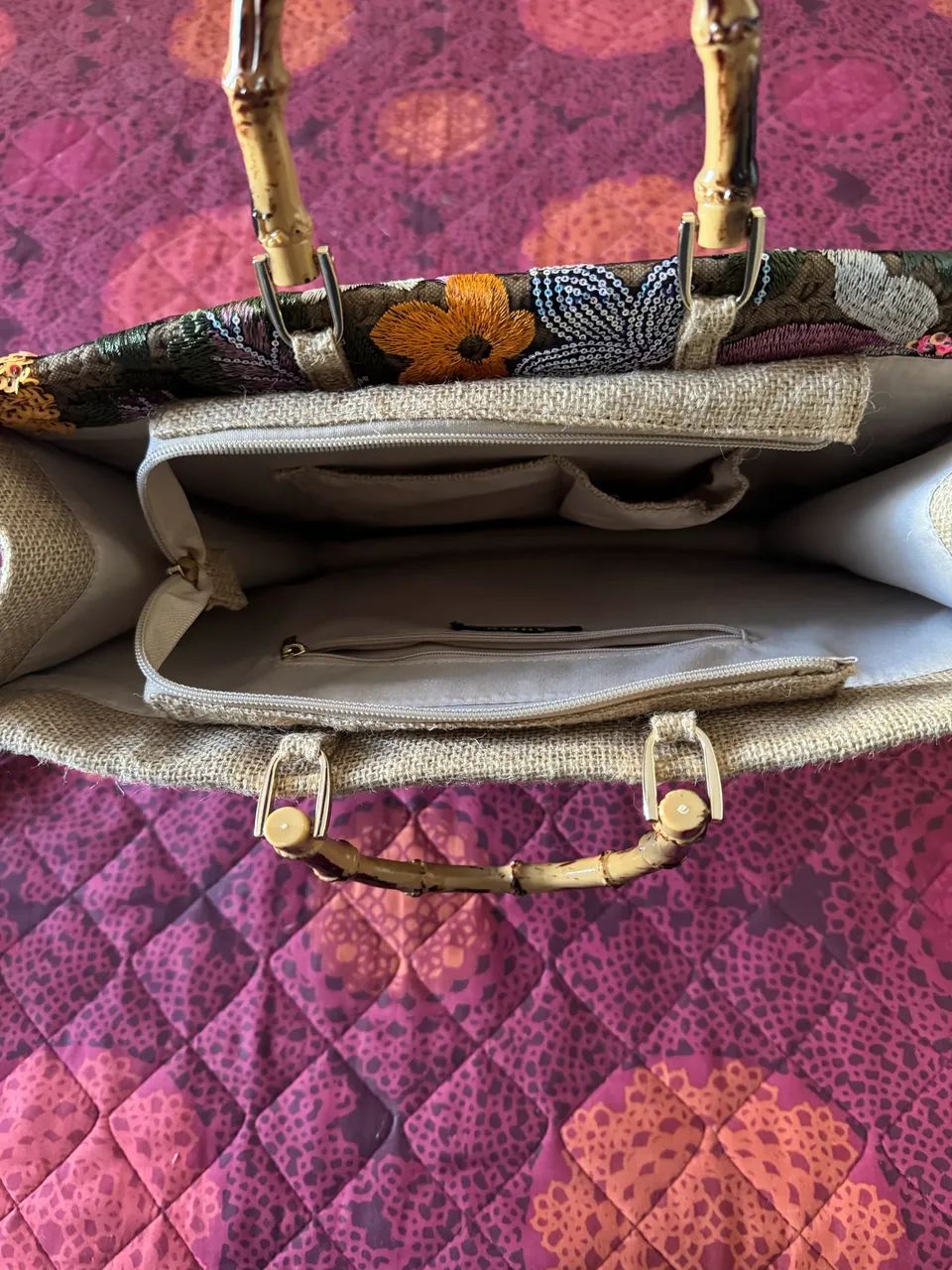 Bolsa bordada com alças de madeira - Foto 3
