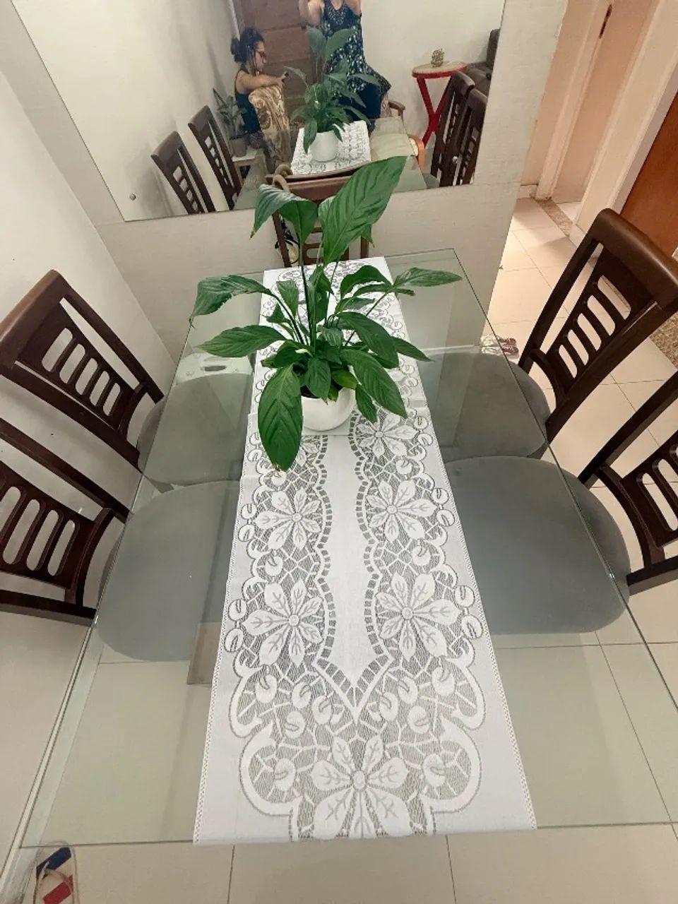 Mesa de jantar de madeira com 5 cadeiras