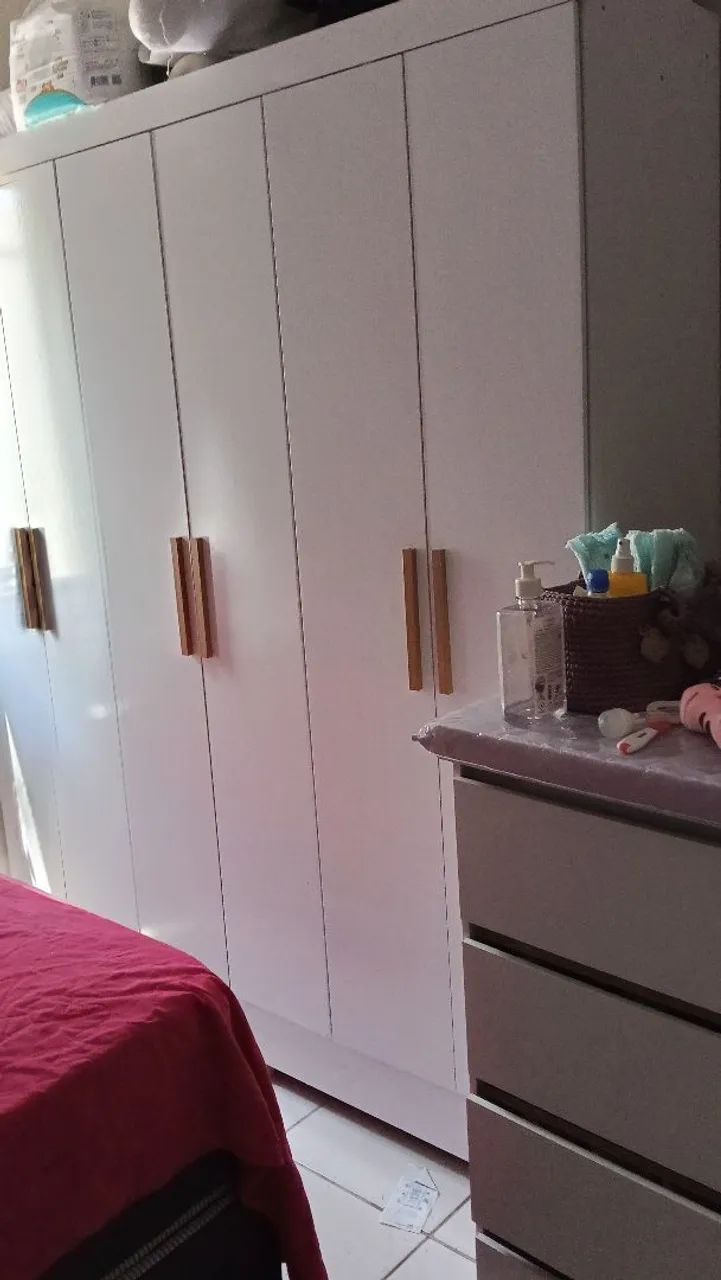 Guarda-roupa com comoda