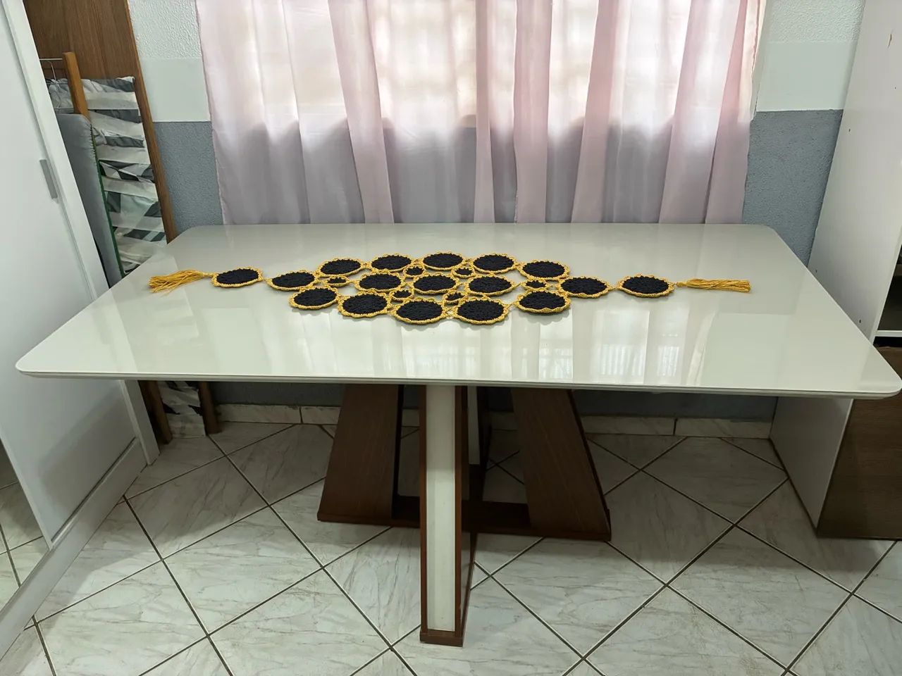 Mesa de jantar com 6 cadeiras 