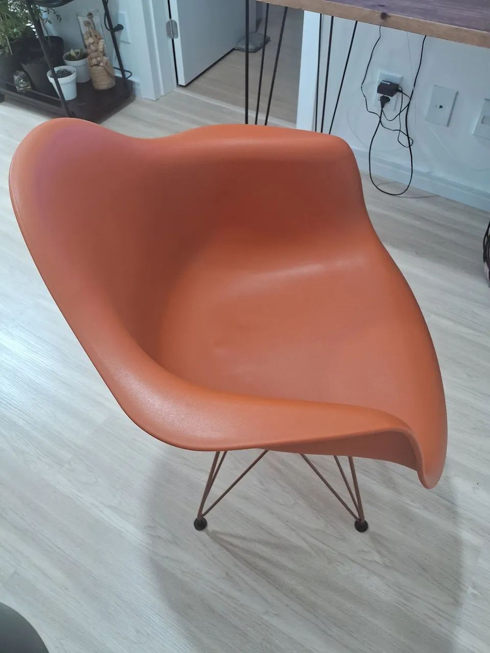 Cadeiras laranja com pés de ferro  - Foto 4