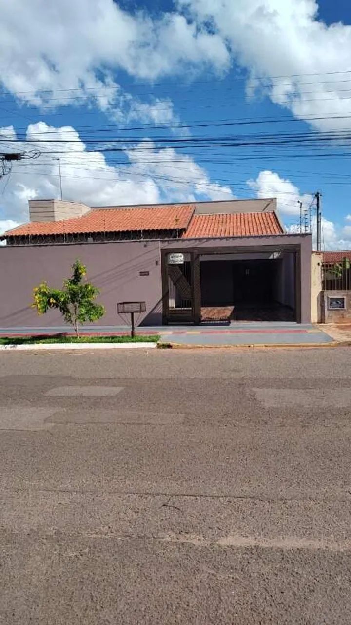 Casa Térrea com 2 Quartos e 1 suíte - Bairro Jd Leblon
