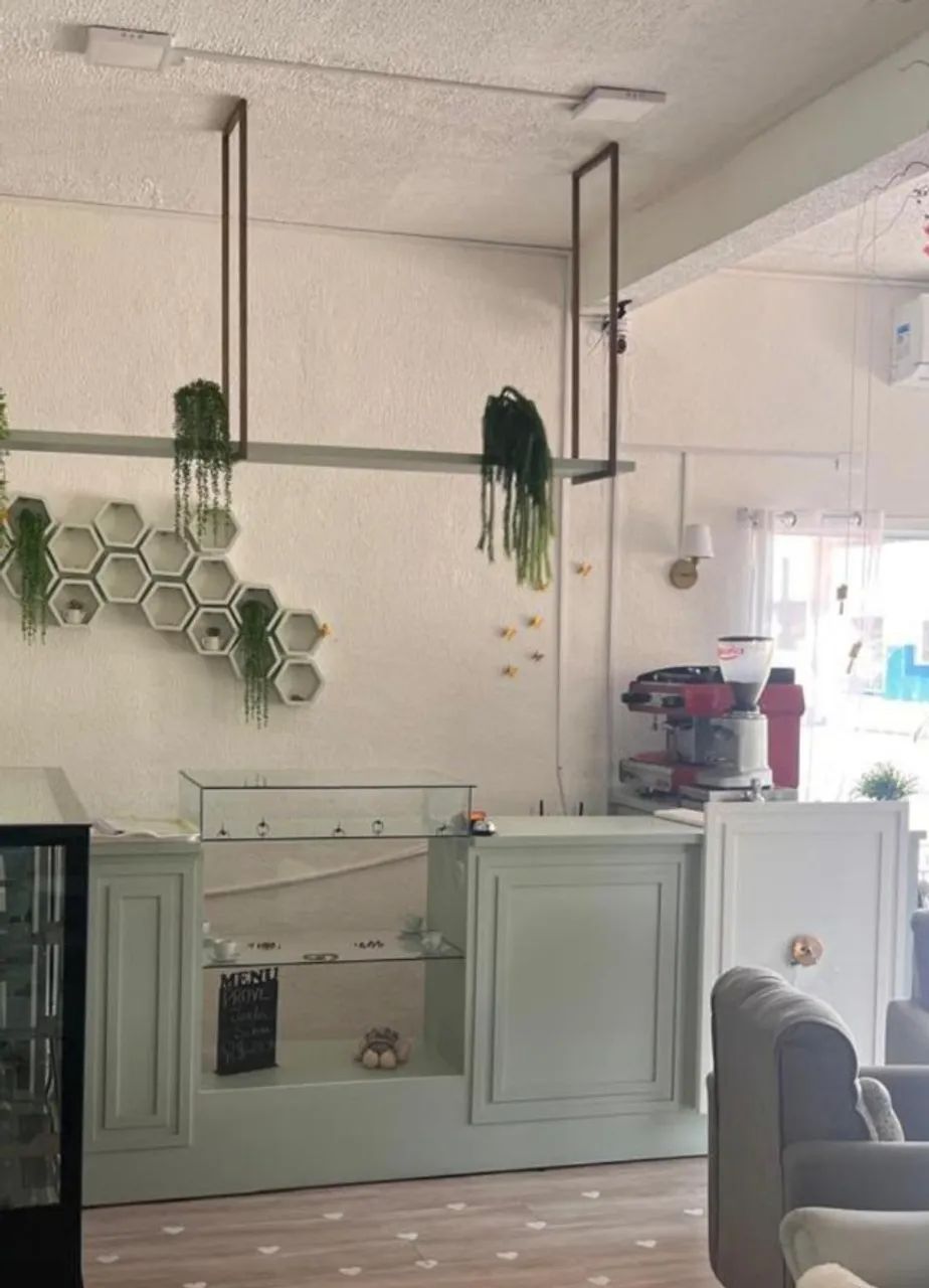 Balcao caixa em MDF Laqueado verde claro + prateleira aerea 