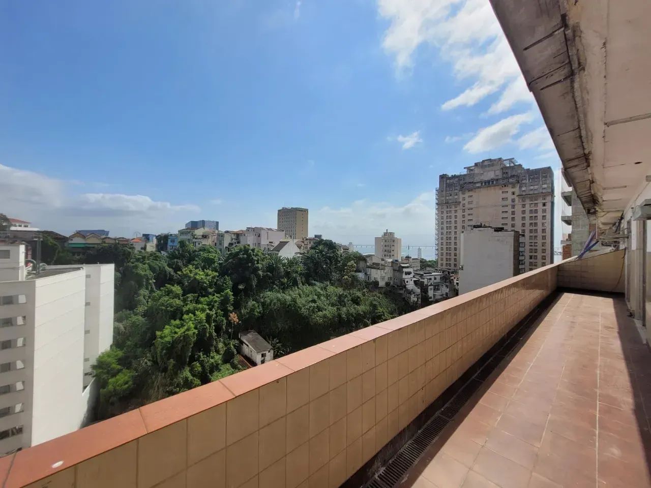 Sala comercial para venda na Rua Acre, colada ao Museu do Amanhã