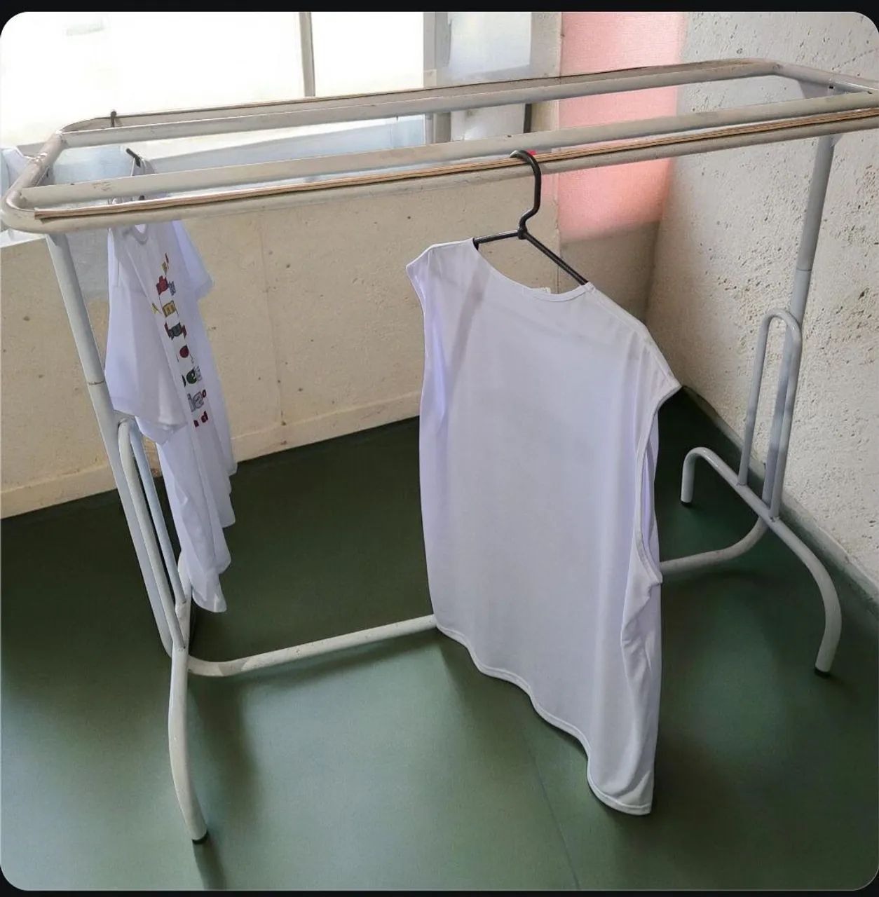 Barbada imperdível! Arara com dois cabideiros! - Foto 4