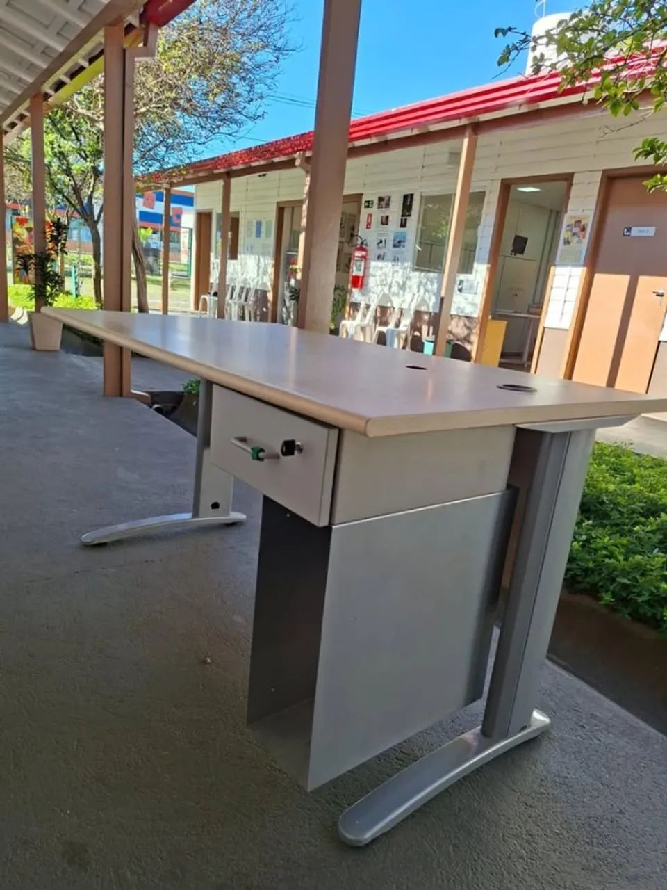 Mesa de Escritório com Gaveteiro e Espaço para CPU