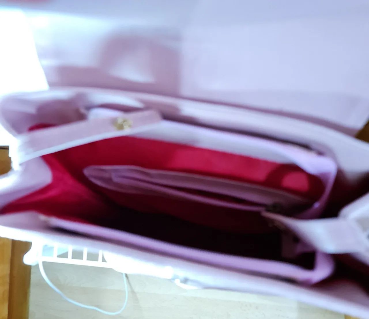 BOLSA MOCHILA ROSA SEMI NOVA PRATICAMENTE SEM USO  - Foto 4