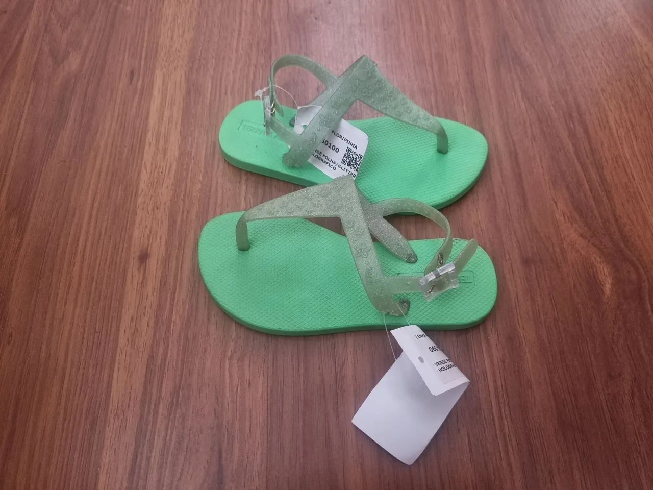 Sandália terra e água transparente/verde com regulagem  - Foto 2