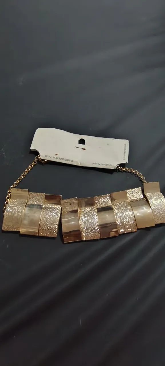 Colar elegante dourado (bijuteria)