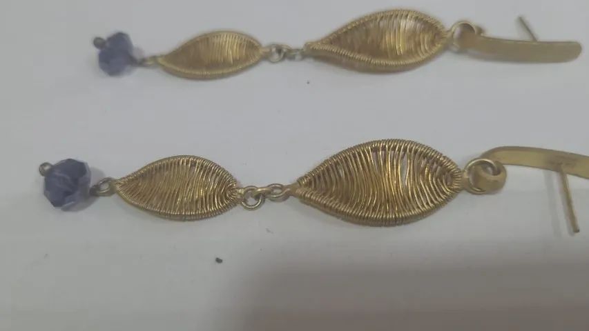 brinco de pêndulo de folhas  aramadas e acabamento em conta rocha - Foto 2