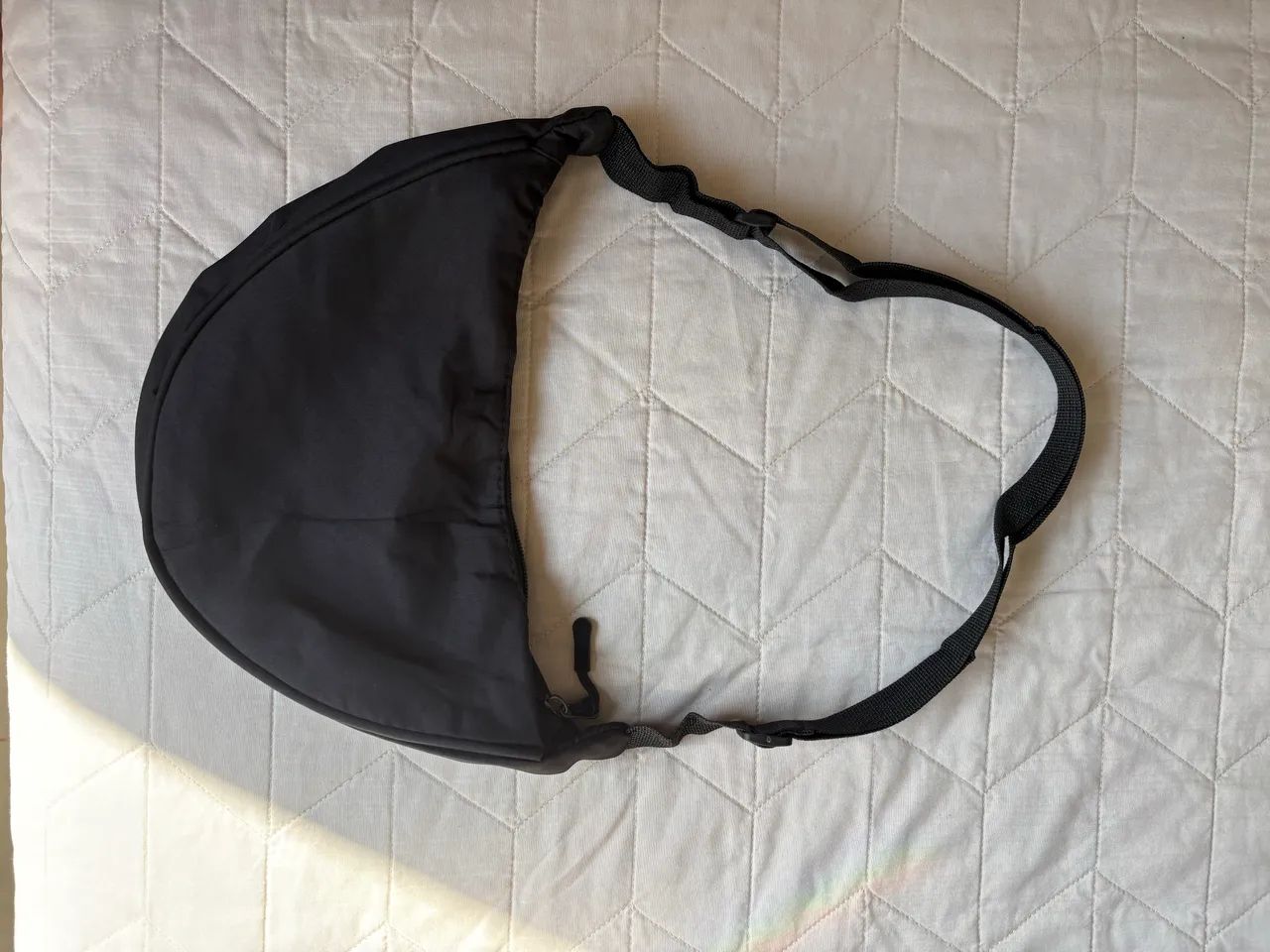 Bolsa transversal meia lua - preta/ amarela - Foto 3