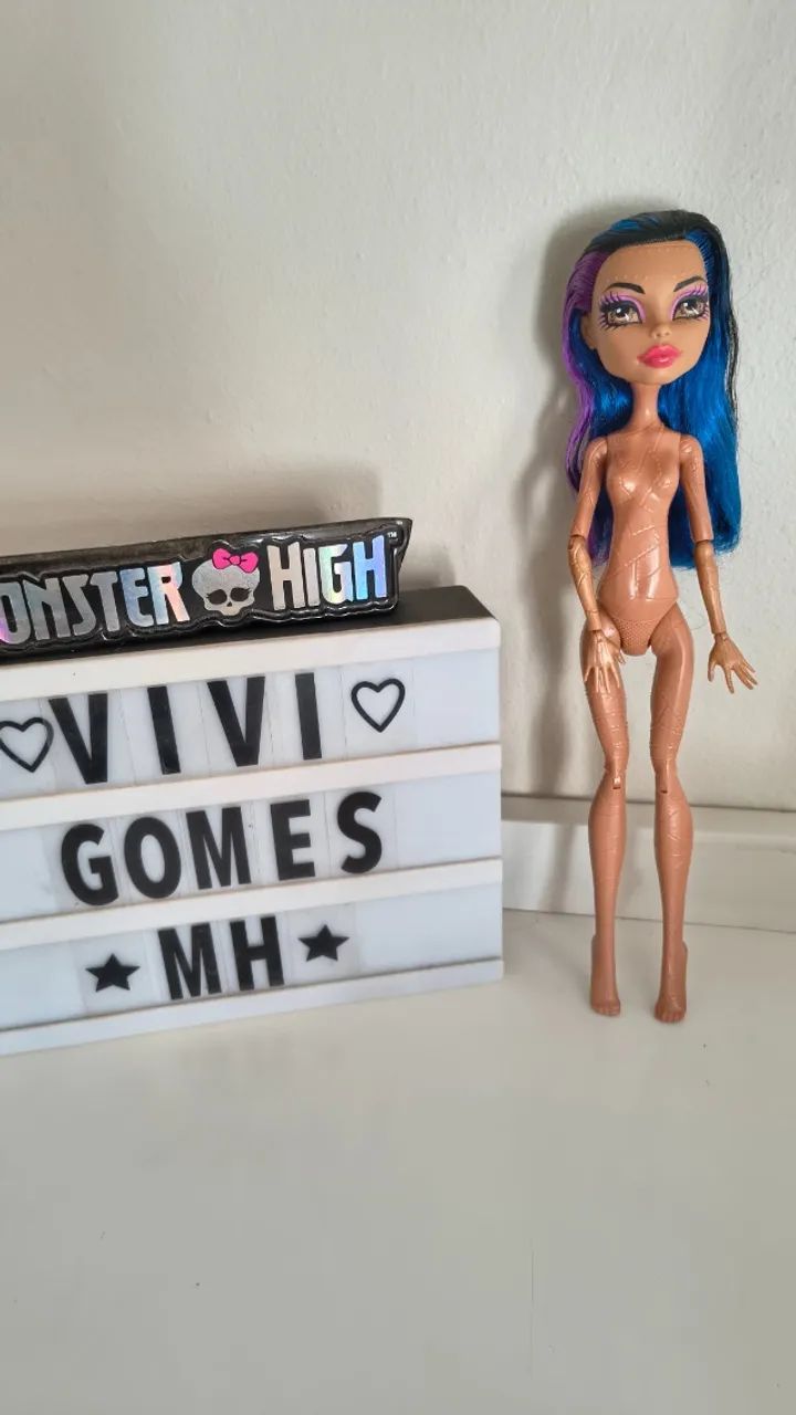 Monster high Robecca art class
