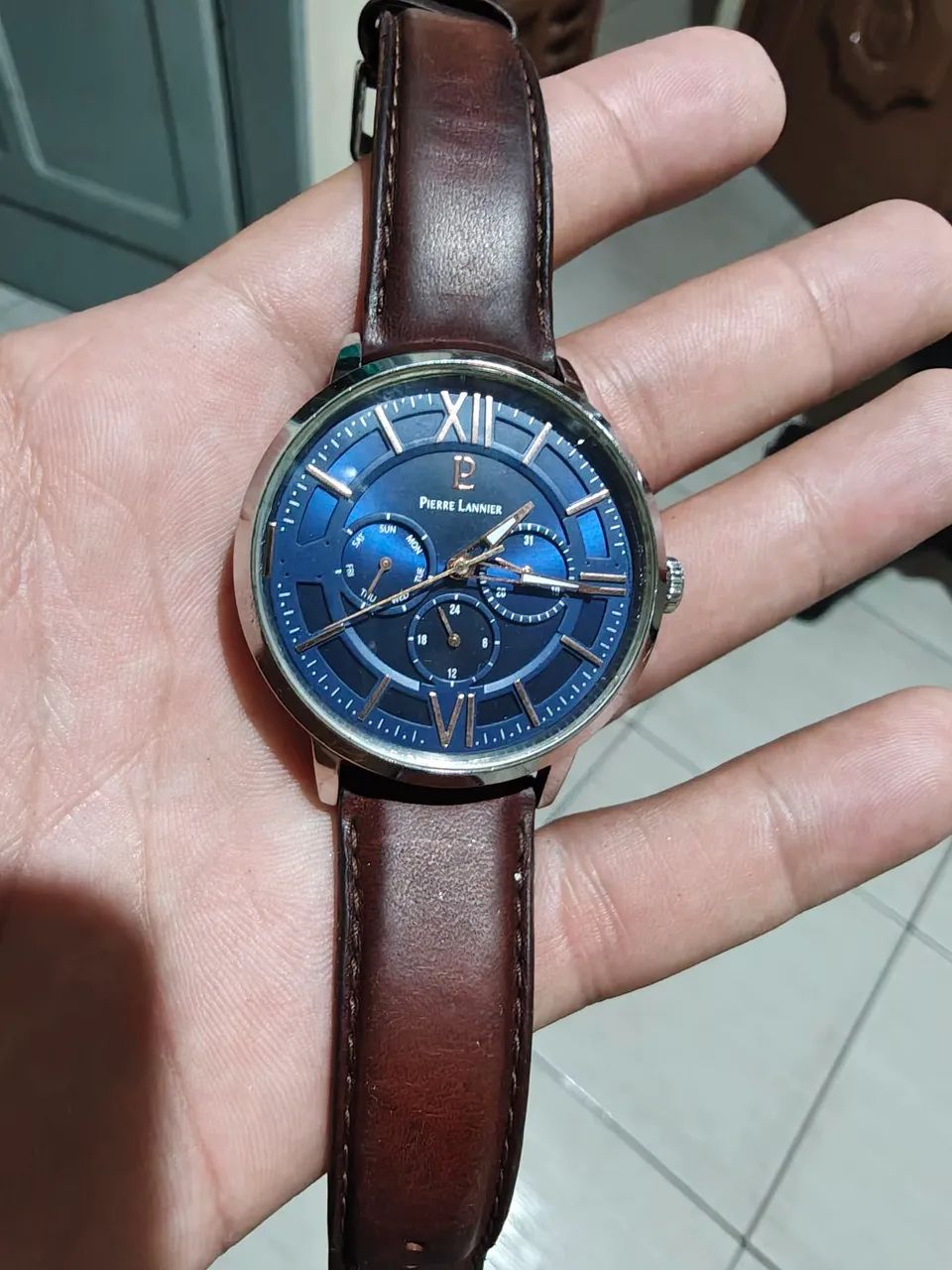 Relógio PIERRE LANNIER com pulseira em couro legítimo 