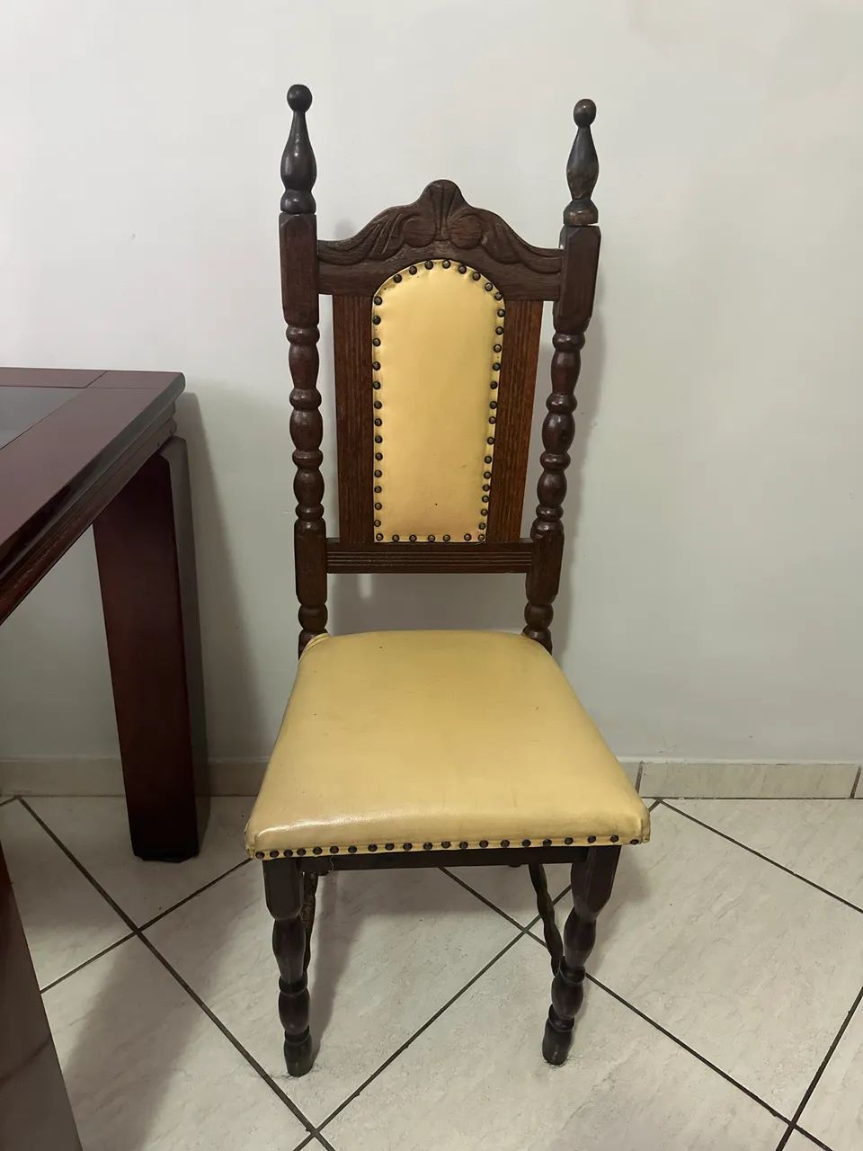 Vendo mesa com 6 cadeiras e tampo de vidro madeira maciça  - Foto 2