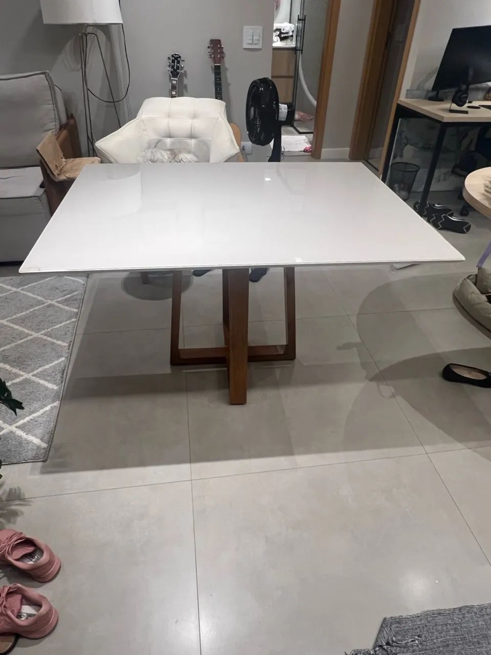 Mesa de madeira com tampo de vidro - Foto 2
