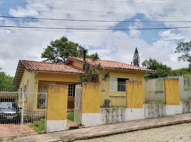 Casa bem localizada