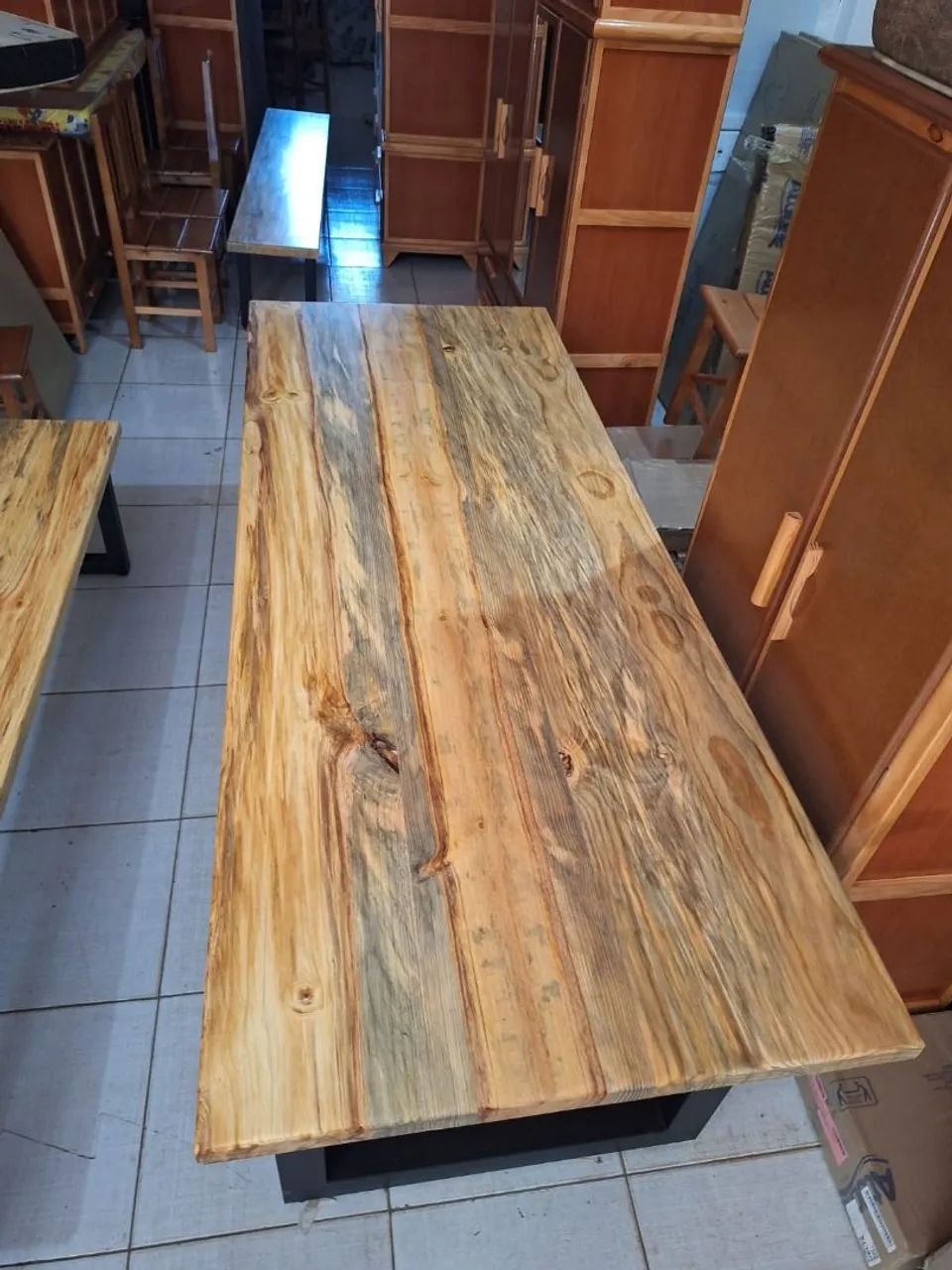 Mesa tampo de madeira e base de ferro com bancos  - Foto 3