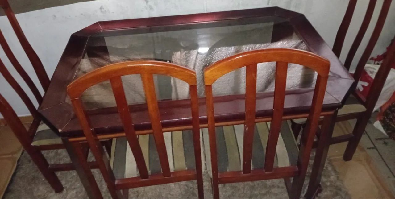 Vendo uma mesa.com 4 cadeiras