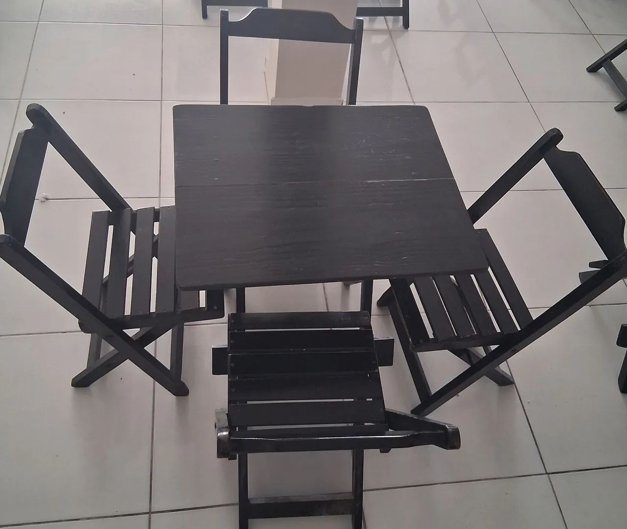 Conjunto de mesa com 4 cadeiras 