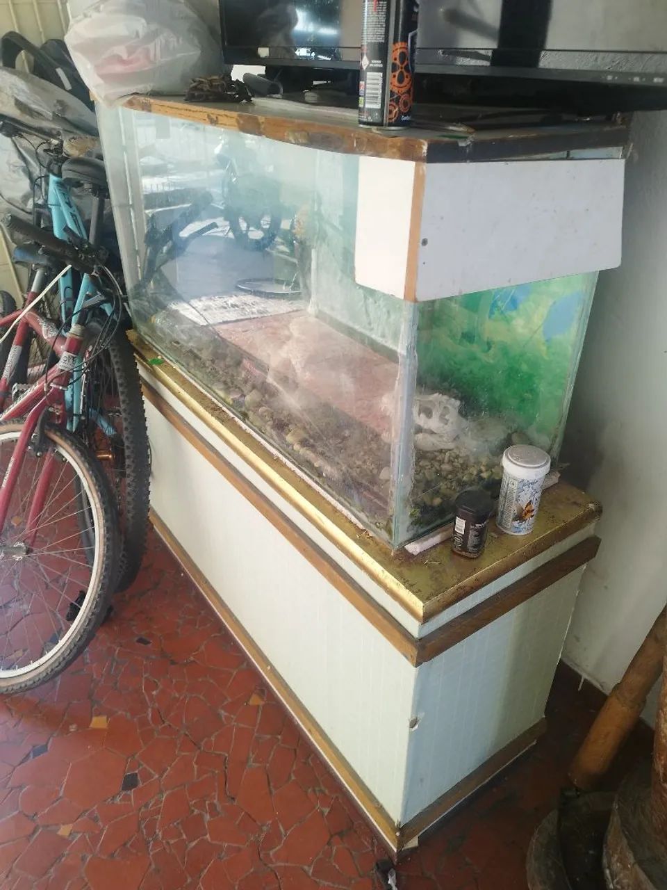 Vendo aquário de 60L com base