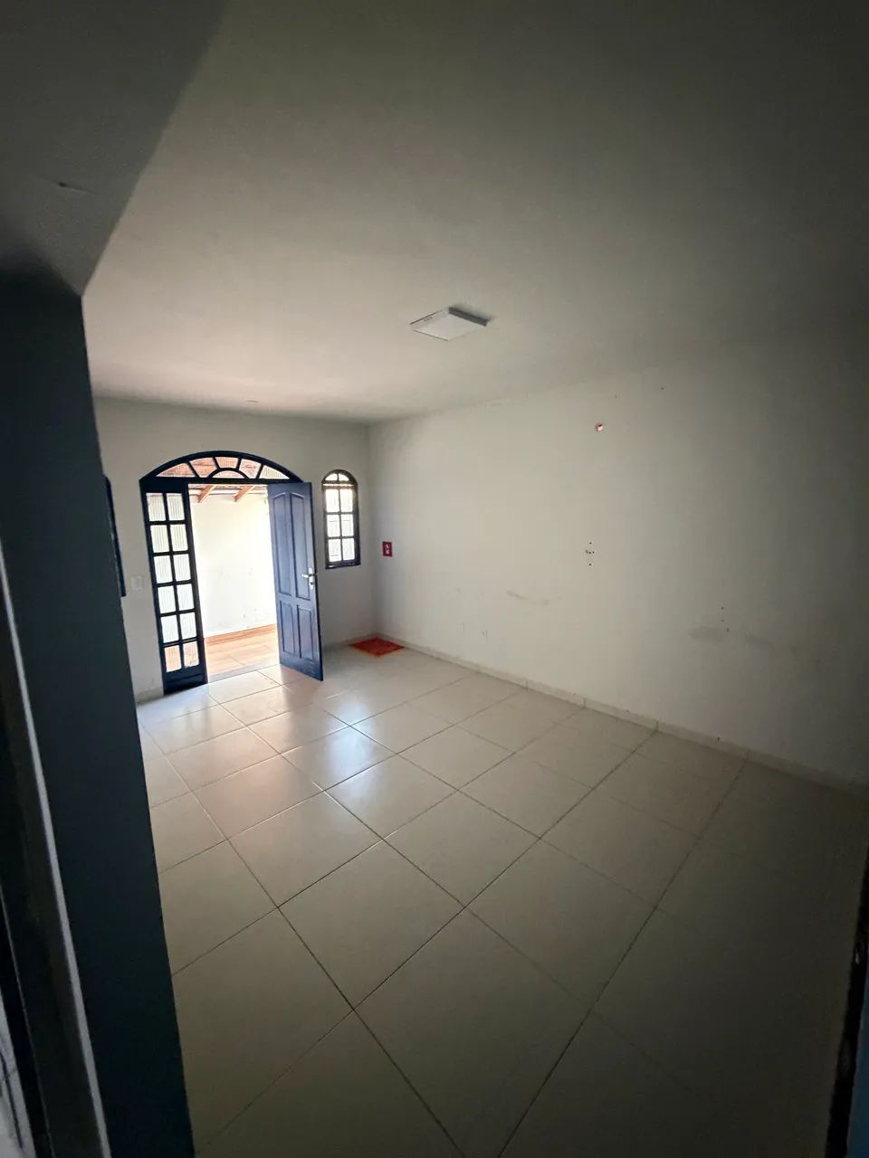 Casa de Esquina com 3 Quartos e Amplo Quintal na Rua Principal - Foto 5