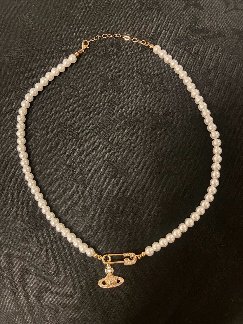 Colar de pérolas estilo Viviane Westwood com detalhes em dourado - Foto 2