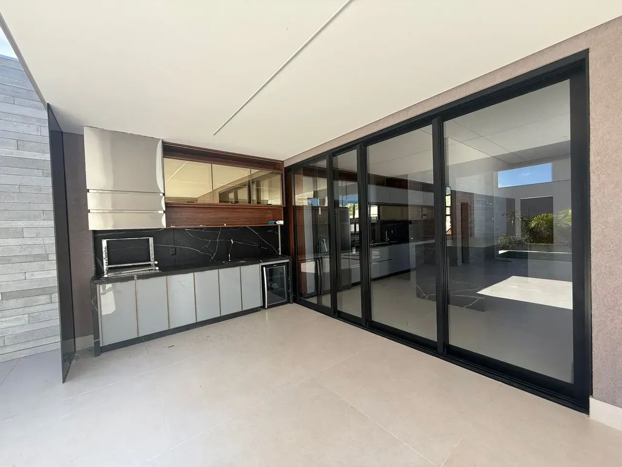 Esta residência une sofisticação, conforto e sustentabilidade em um projeto linear moderno - Foto 3