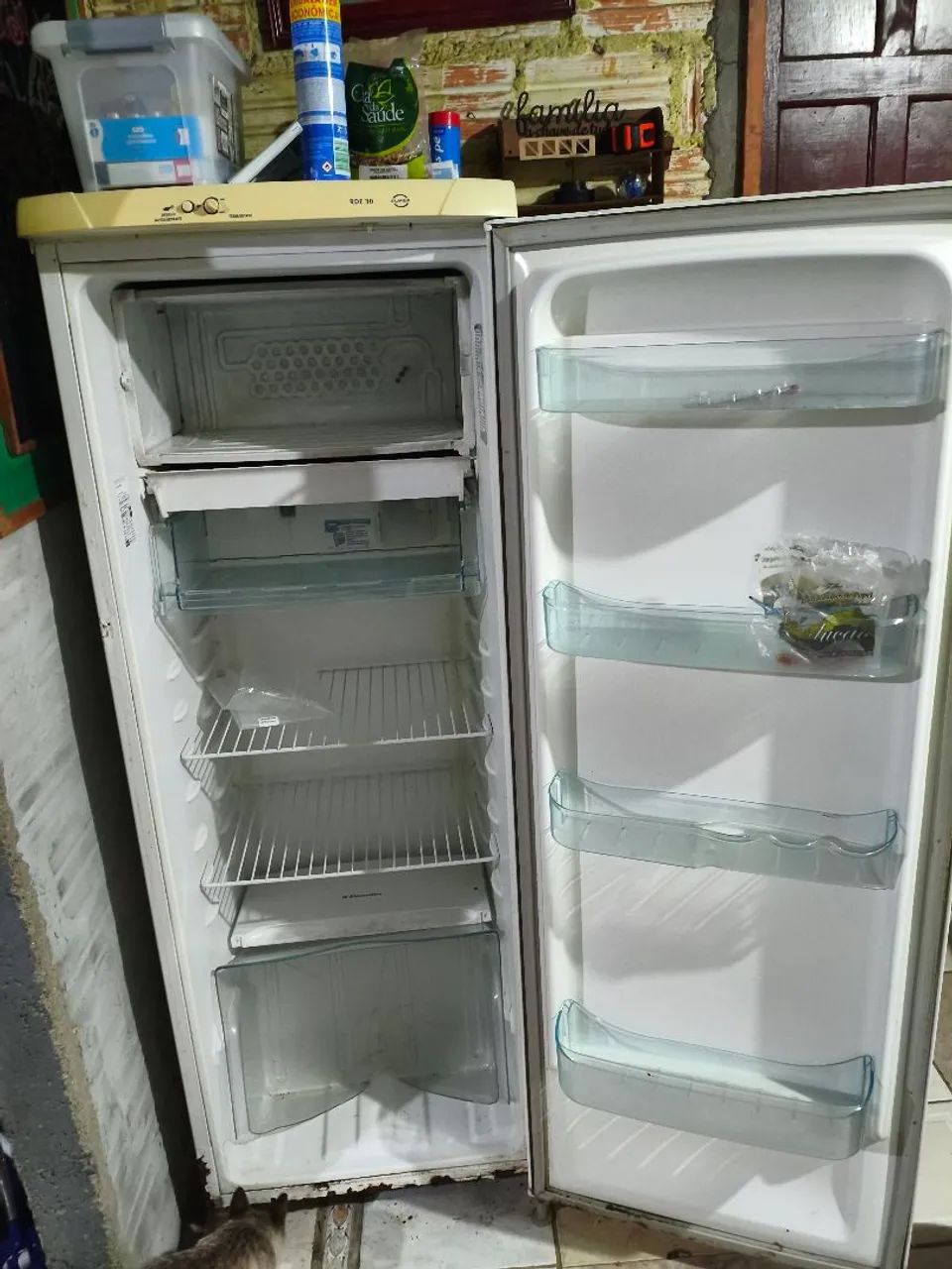 Vendo ou troco geladeira  - Foto 2
