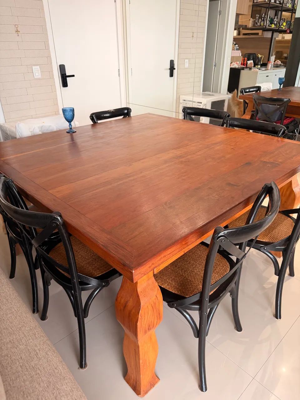 Mesa de madeira de 8 lugares com jogo de cadeiras  - Foto 2