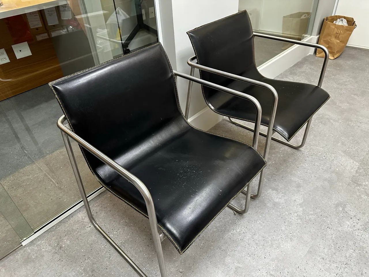 Poltronas em couro preta e aço inox - Foto 4