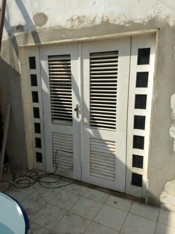 Uma porta de madeira para sala