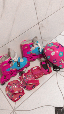 Patins rosa e azul com equipamentos