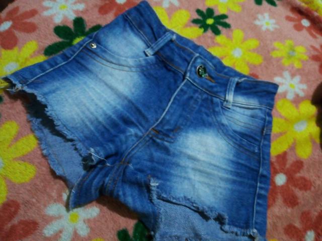 Estou vendendo essa camiseta jeans e esse shorts - Foto 3