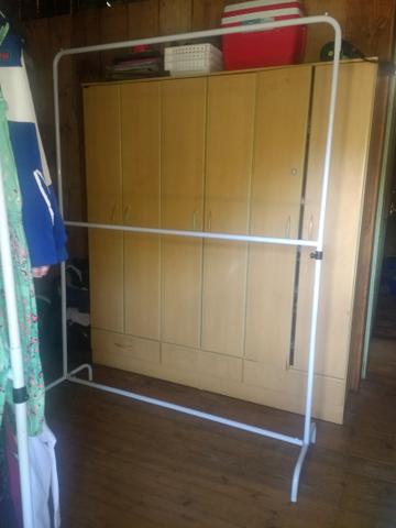Vendo uma arara de pendurar roupas