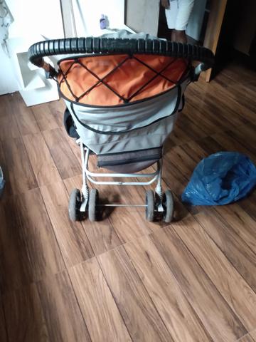 Vendo um carrinho e um bebê conforto