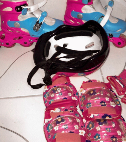 Patins rosa e azul com equipamentos - Foto 4